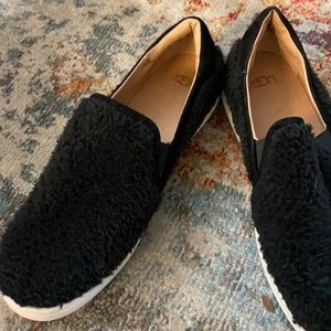 Ugg sz.9 Black fuzzy slip on sneaker